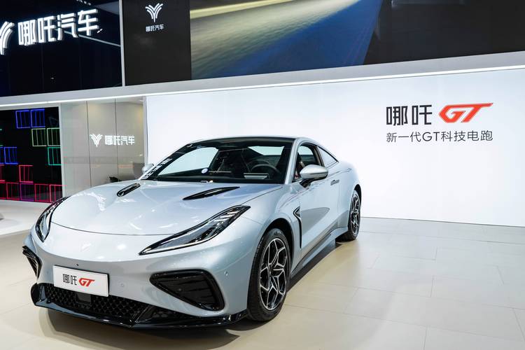 惠州188哪吒汽车在智能汽车领域的表现，领途汽车在新能源汽车市场中的影响力